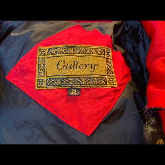 Vintage red puffer coat with black trim. Size Medium - Picture 3 of 4
